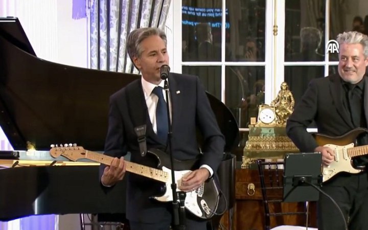 ​"Не міг не поєднати музику та дипломатію": Блінкен зіграв на гітарі і заспівав блюз