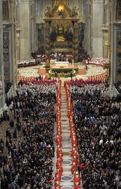 Кардиналы после окончания мессы шествуют на конклав