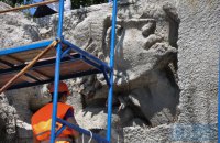 ​В Киеве на Байковом кладбище открыли фрагмент рельефов Стены Памяти