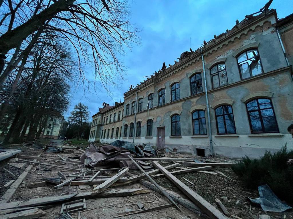 Пошкоджений університет у Дублянах, де 100 років тому вчився Бандера.