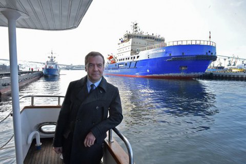 Оккупированный Севастополь посетил премьер РФ Медведев