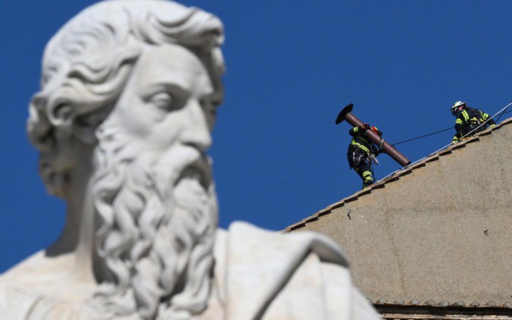 Обрання нового Папи: у Ватикані встановили комин над Сікстинською капелою