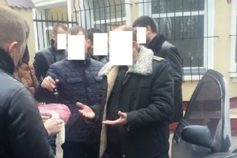 Чиновника Минобороны задержали во Львове за взятку 15 тыс. гривен