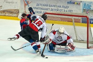 КХЛ: "Донбасс" разбивает "Нефтяник" в плей-офф.
