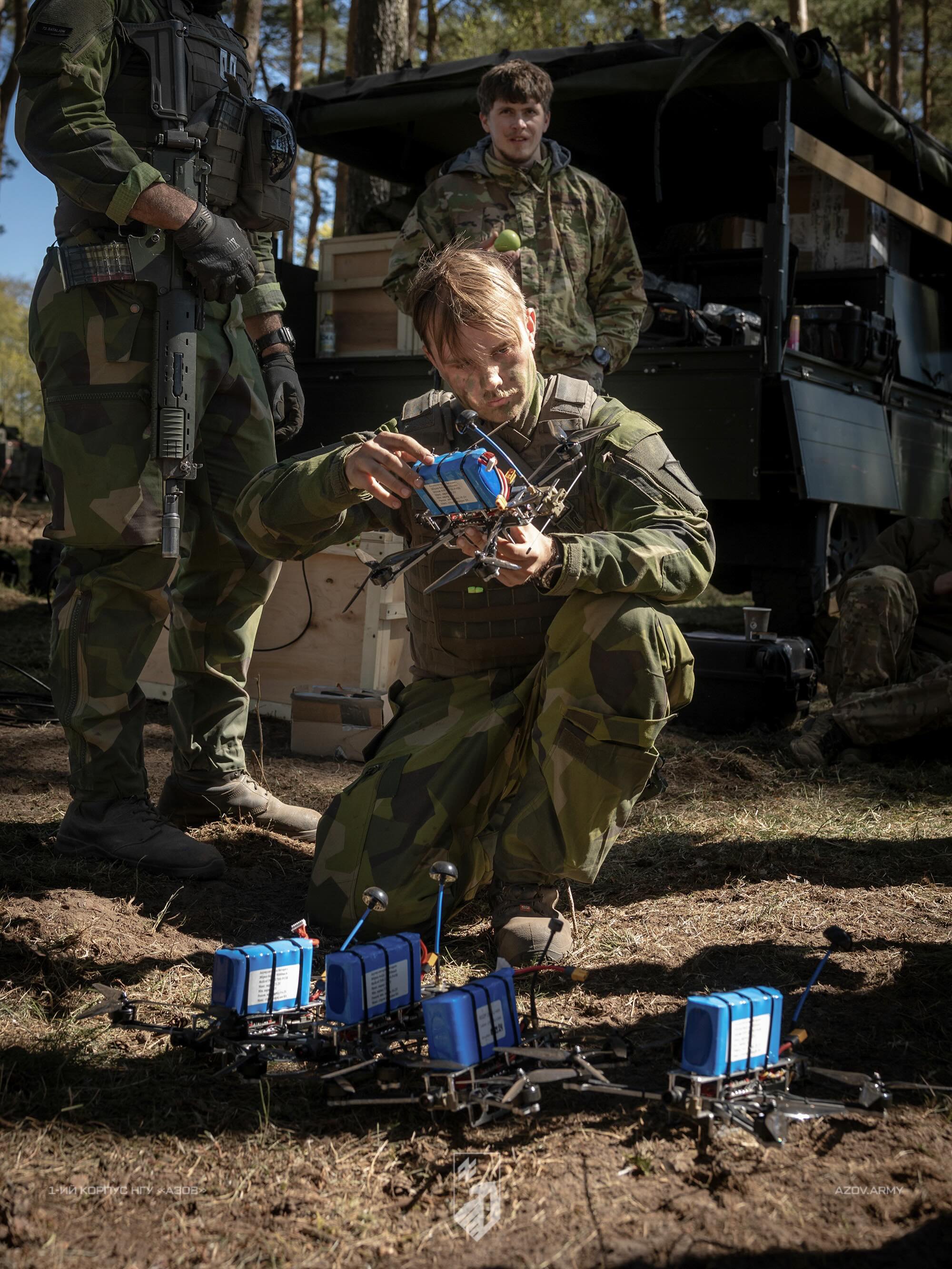 <i>FPV</i>-екіпажі бригад 1 корпусу НГУ «Азов» під час багатонаціональних навчань <i>Aurora 2026</i> у Швеції, де працювали з розвідувальними дронами й <i>FPV</i>, демонструючи реальний досвід війни високої інтенсивності.