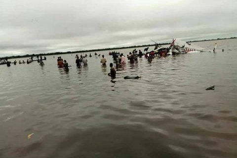 Самолет упал в озеро в Южном Судане, около 20 погибших