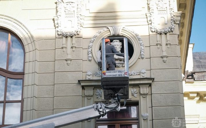Із фасаду театру в Чернівцях демонтували погруддя Пушкіна