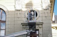Із фасаду театру в Чернівцях демонтували погруддя Пушкіна
