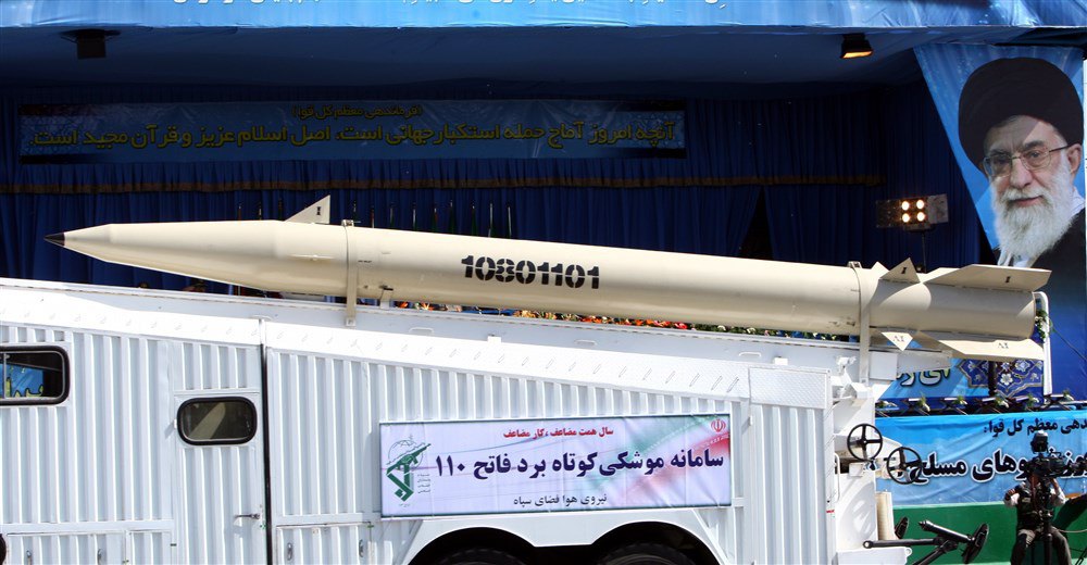 Іранську ракета класу «земля-земля» Fateh-110 демонструють під час військового параду в Тегерані, 22 вересня 2010 р.