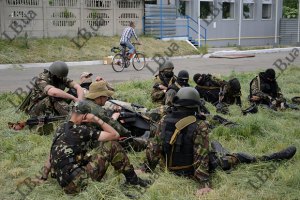 Бойовики, видаючи себе за "мирних жителів", намагаються покинути Слов'янськ, - прес-секретар АТО