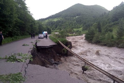 На заході України підтоплено 262 населені пункти та зруйновано 154 км доріг і 57 мостів, - ДСНС