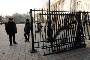 По просьбе депутатов забор возле Рады могут снести