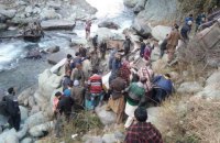 На севере Индии из-за падения автобуса в ущелье погибли 11 человек
