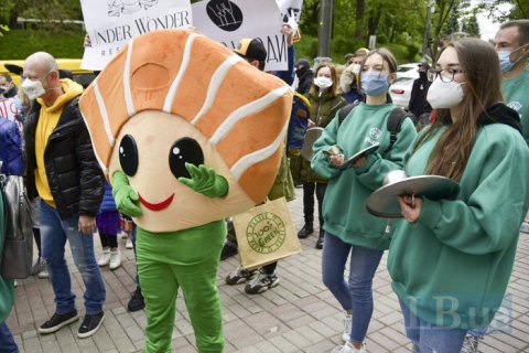 Возле Кабмина устроили митинг с требованием разрешить работу ресторанов