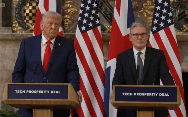 Трамп пропонує Стармеру залучити військових до вирішення кризи човнів з мігрантами