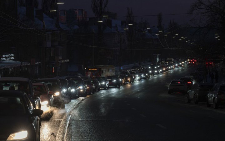 Через негоду Київ закрили для вантажівок