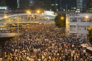 В Гонконге полиция попыталась разогнать толпу протестующих