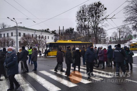 В Украине продолжаются акции протеста из-за повышения цен на газ, люди перекрывают трассы