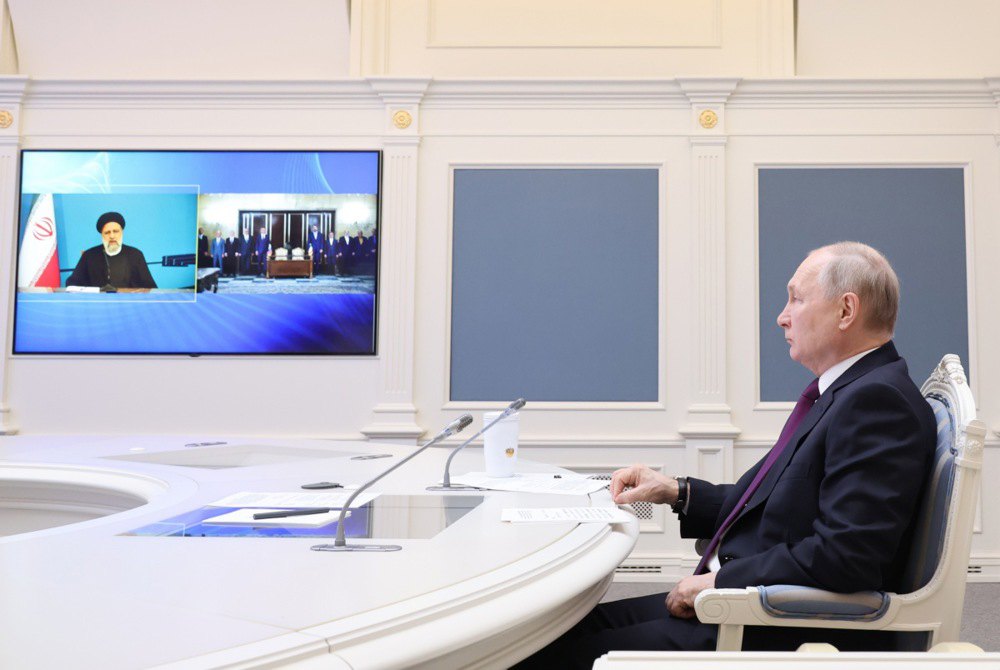 Путін під час відеозв’язку з президентом Ірану Раїсі, 17 травня 2023 р.