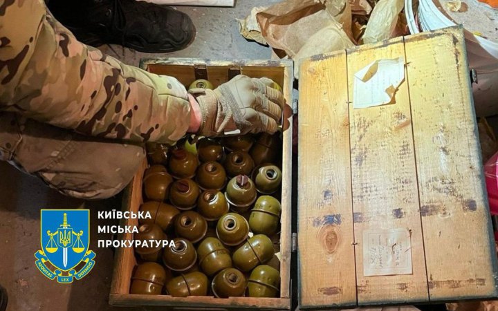 В середмісті Києва у гаражі виявили великий сховок зі зброєю