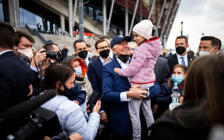 ​Байден назвав Путіна «різником» після зустрічі з українськими біженцями в Польщі