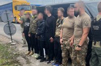 Поліцейського з Києва підозрюють у перевезенні “ухилянтів” до кордону під виглядом спецпризначенців