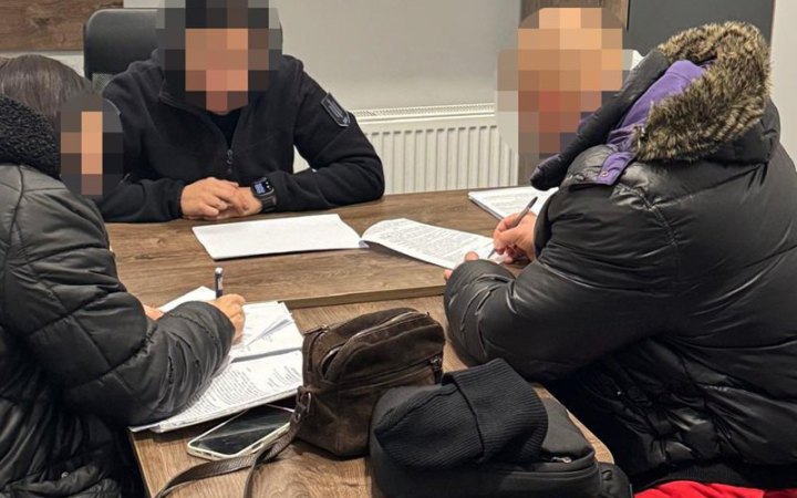 ​ДБР викрило правоохоронця, який виманював гроші у пенсіонерів, представляючись співробітником банку