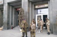 Люди в камуфляжі зайняли актовий зал готелю "Козацький" на Майдані