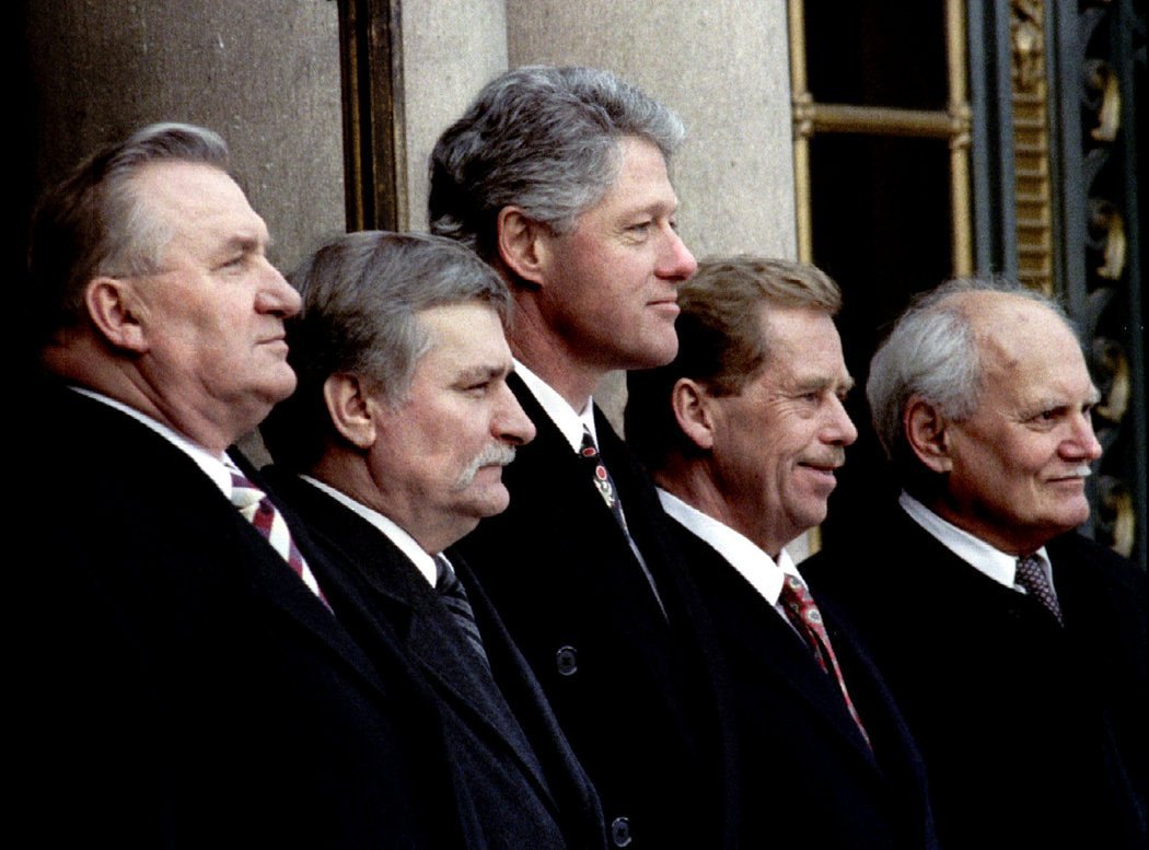 Зліва направо: президент Словаччини Міхал Ковач, президент Польщі Лех Валенса, президент США Білл Клінтон, президент Чехії Вацлав Гавел і президент Угорщини Арпад Генц у Празі, 12 січня 1994 р.