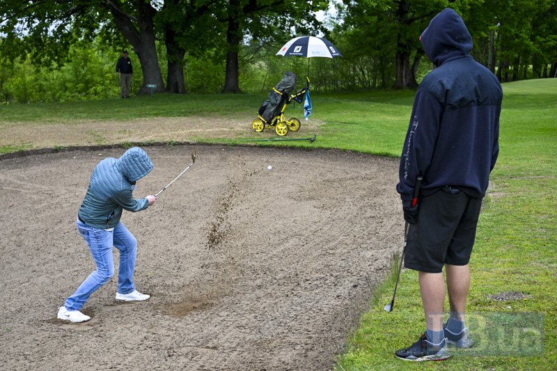 Сергій намагається вибити м'ячик з піску