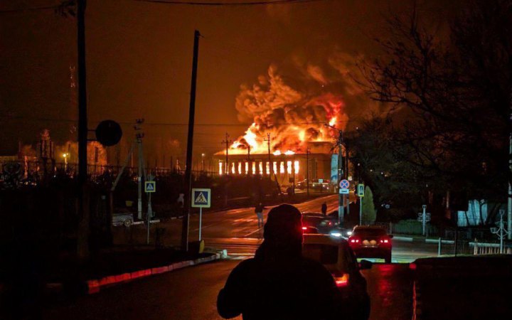 У Бєлгородській області після атаки безпілотників горить ТЦ