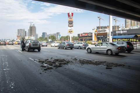 От путепровода возле метро "Осокорки" в Киеве отвалились куски бетона