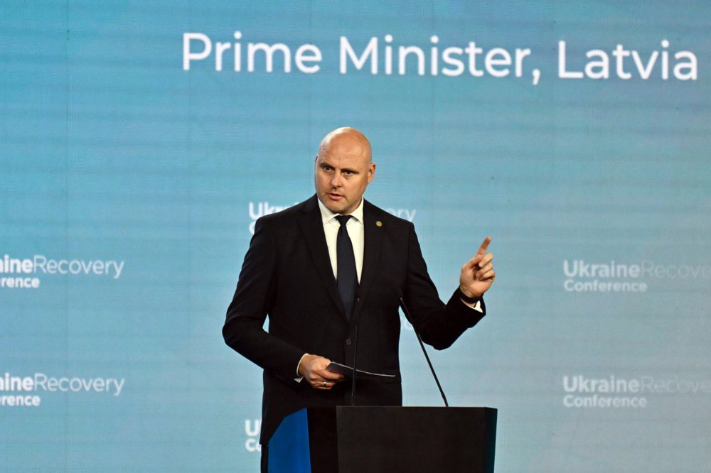 Прем’єр-міністр Латвії Андріс Кулбергс виступає під час відкриття Конференції з питань відновлення України 2026 року в Гданську, 25 червня 2026 року.