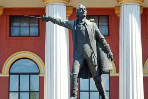 Памятник Суворову перед киевским лицеем им. Богуна решили демонтировать