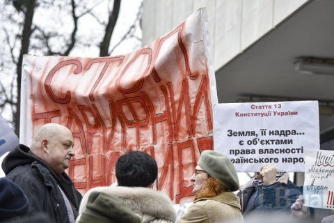 У Офиса президента проходит акция протеста с требованием снизить тарифы на газ