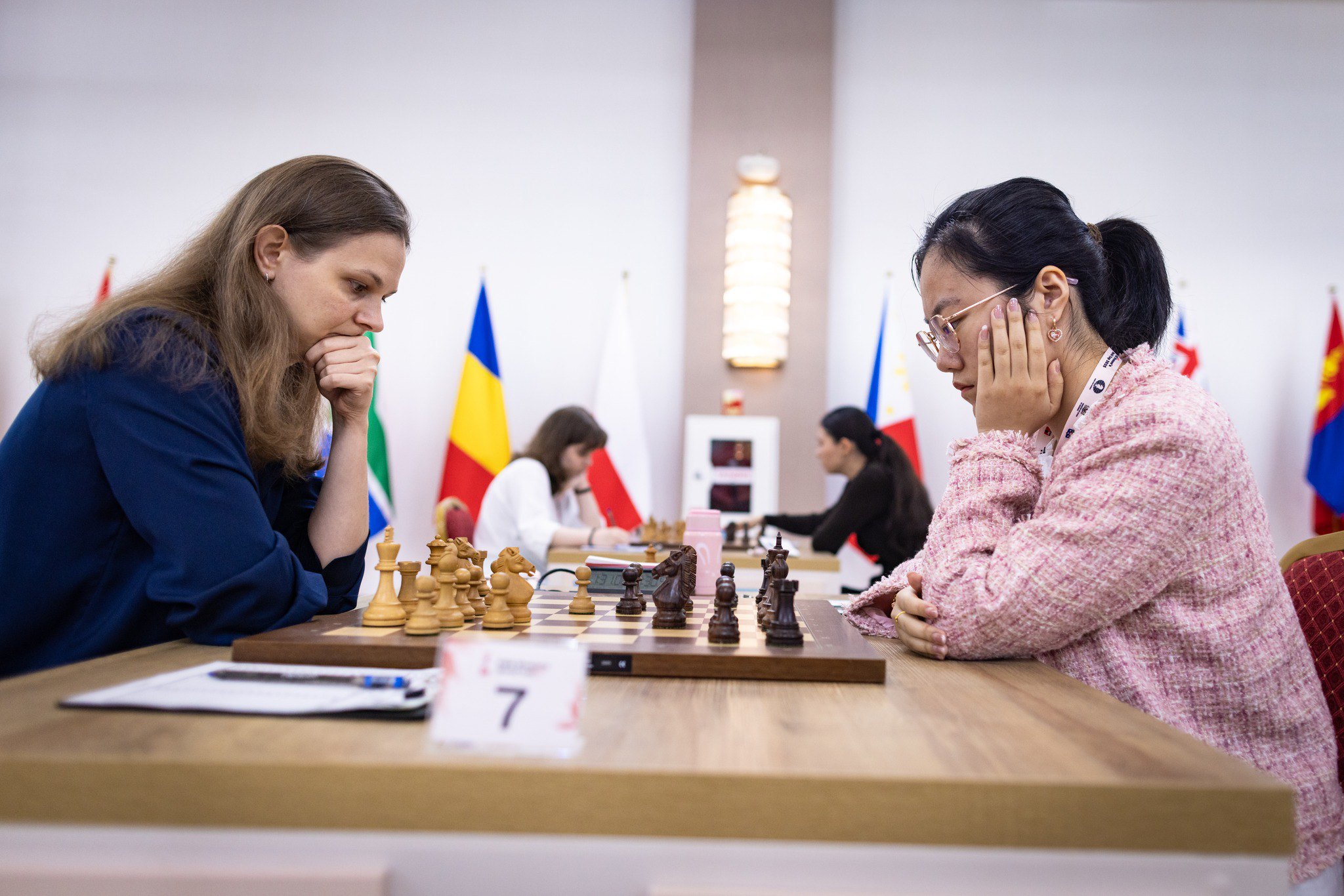Анна Музичук (ліворуч) під час шахової партії