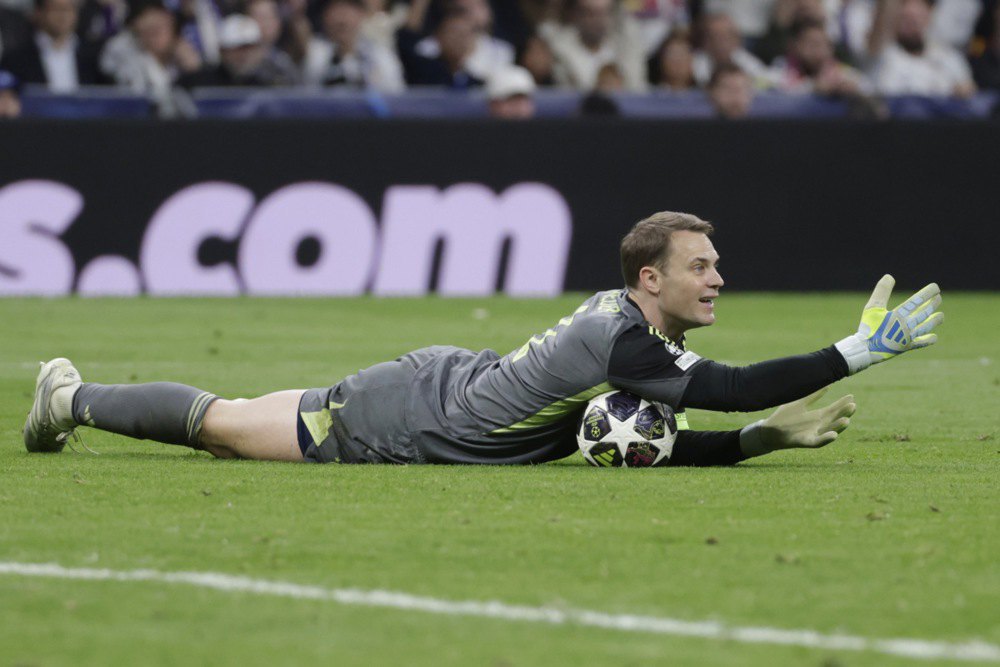 Мануель Ноєр відпочиває на останніх хвилинах матчу