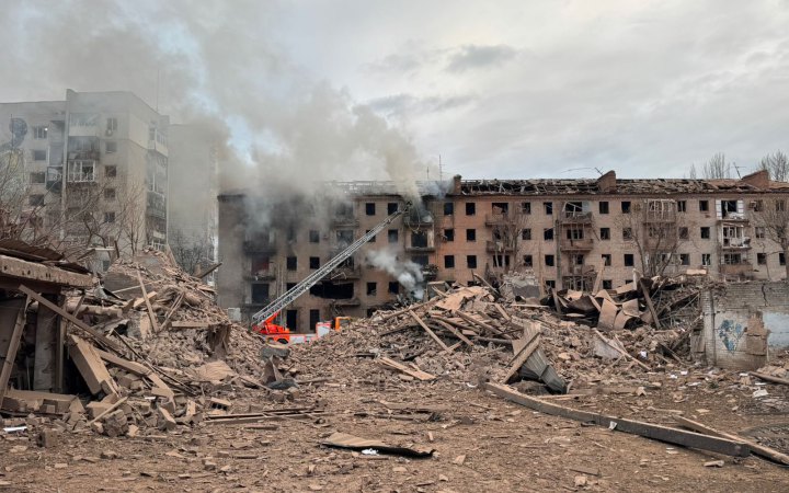 Ворог вдарив по центру Слов’янська авіабомбою, пошкоджено десятки багатоповерхівок (доповнено)