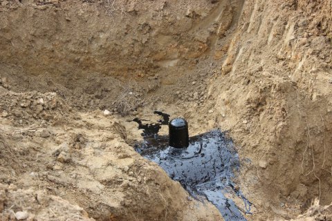 На территории воинской части нашли врезку в магистральный нефтепровод 