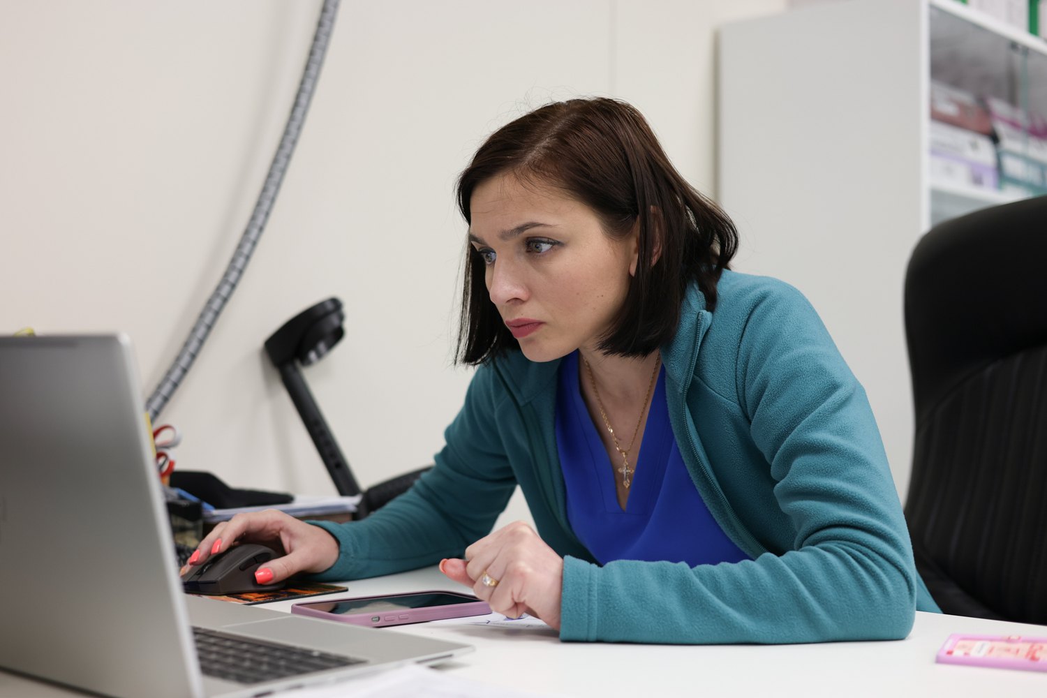 Вікторія на роботі.