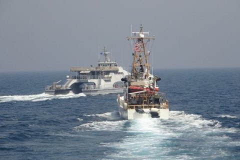 Корабль ВМС США открыл предупредительную стрельбу в Персидском заливе