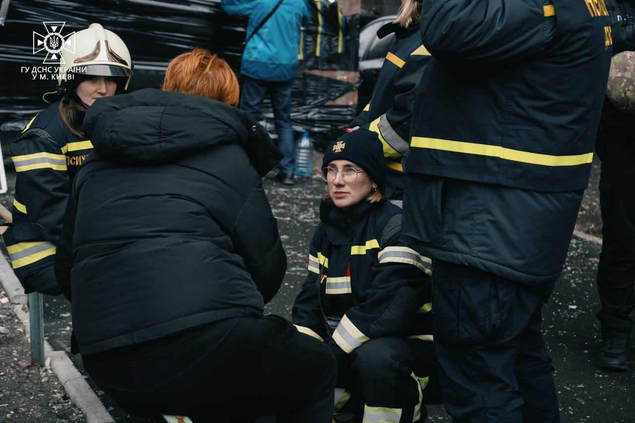 Наслідки російського обстрілу у Голосіївському районі Києва 7 лютого