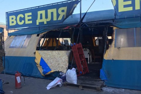 В центре Харькова ночью подожгли волонтерскую палатку