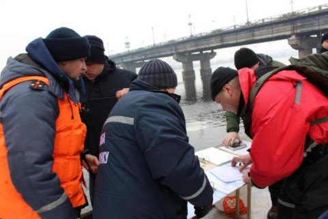 Киевские водолазы ищут в Днепре тело прыгнувшей с моста студентки