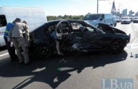 Милиционер на BMW устроил масштабную аварию на Московском мосту в Киеве