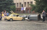 В Харькове фонарный столб раздавил "Жигули"
