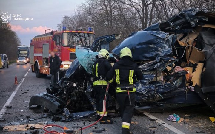 На Львівщині зіткнулись автобус і вантажівка, дві людини загинули, ще двоє постраждали