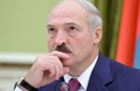 Лукашенко потребовал на 70% повысить зарплату перед выборами