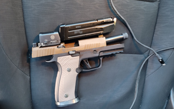 Трамп показав пістолет, який ймовірно належав застреленому сьогодні агентами ICE протестувальнику