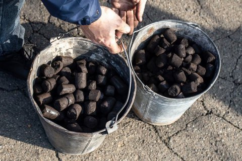 Окупанти через 1,5 місяця дозволили доставити до Старомар'ївки вугілля від Червоного Хреста